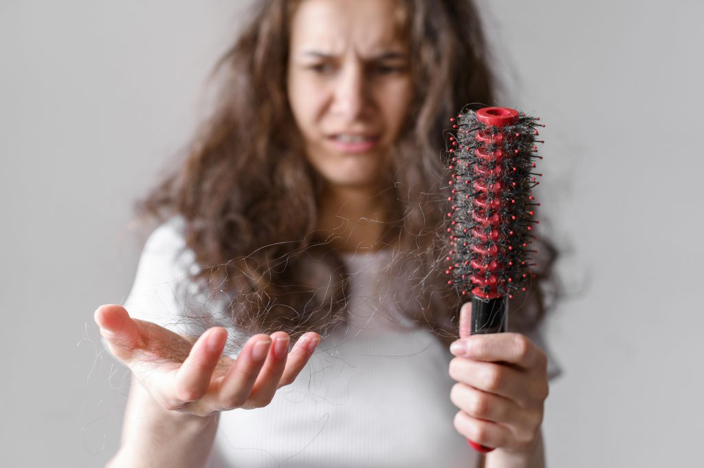 علت ریزش مو و روش های درمان طبیعی فقط در دو ماه!